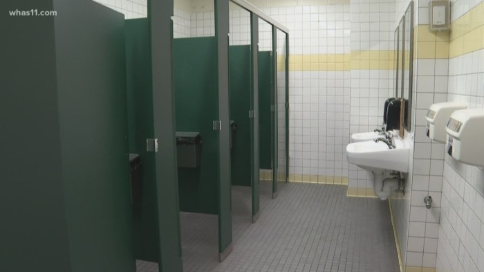 Rekaman cewek SMA ngelakuin di toilet